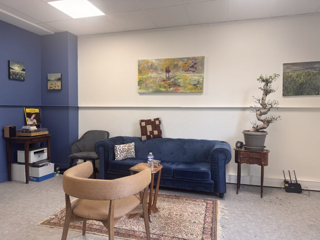 Je vous reçois à mon cabinet à Compiègne, pour un soutien psy, une thérapie par la parole (et par l'écriture), une cure analytique, ou/et une thérapie d'activation comportementale (issue de la TCC), une hypnose selon votre demande et l'intensité de votre souffrance.